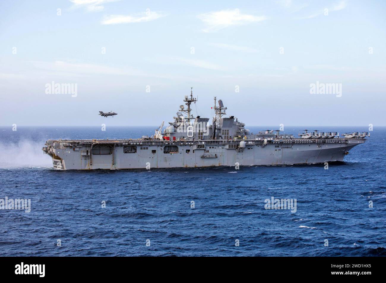 Un F-35B Lightning II du corps des Marines atterrit sur le pont d'envol de l'USS Makin Island. Banque D'Images