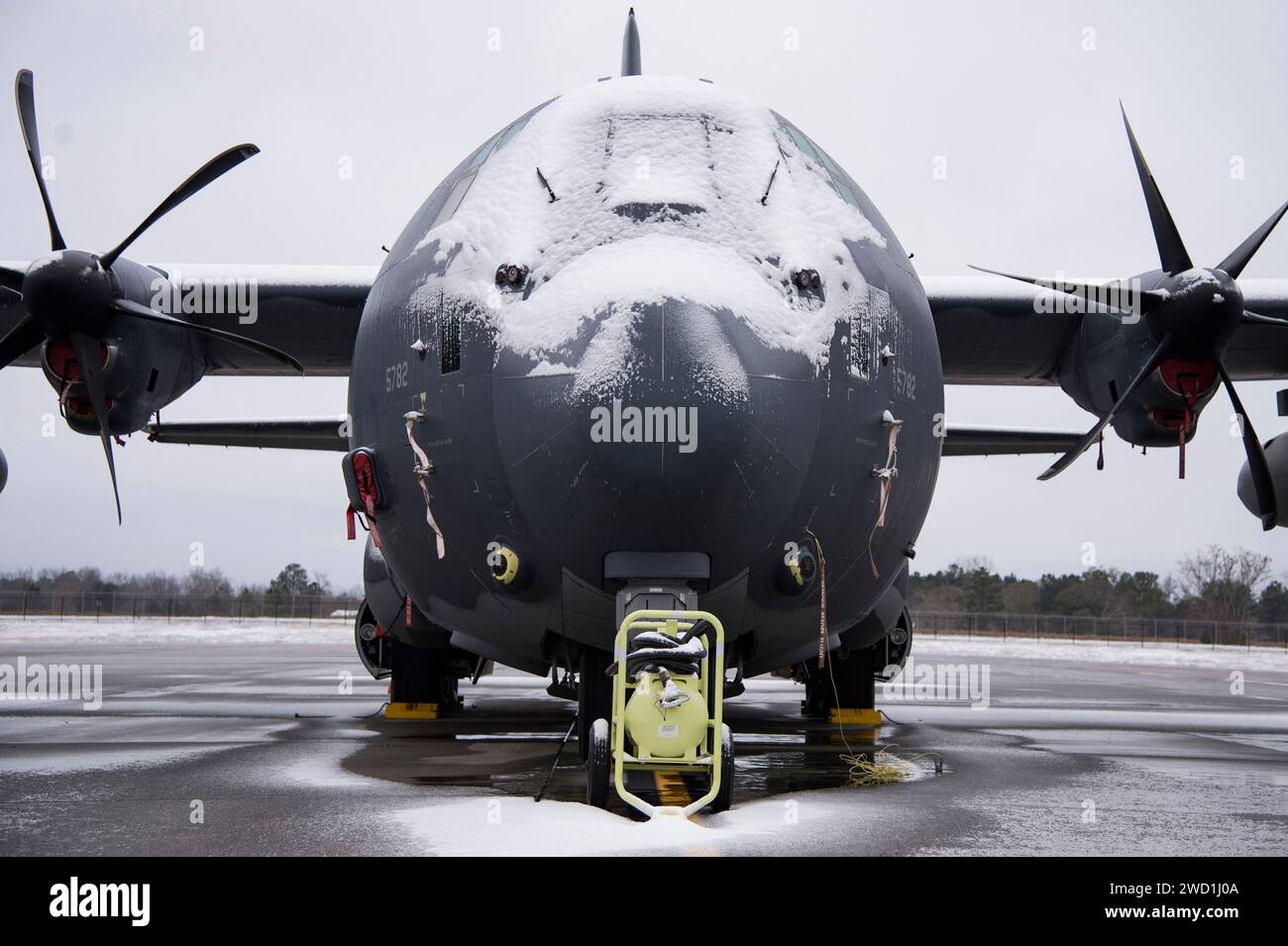 La neige recouvre un HC-130J combat King II sur la ligne de vol. Banque D'Images