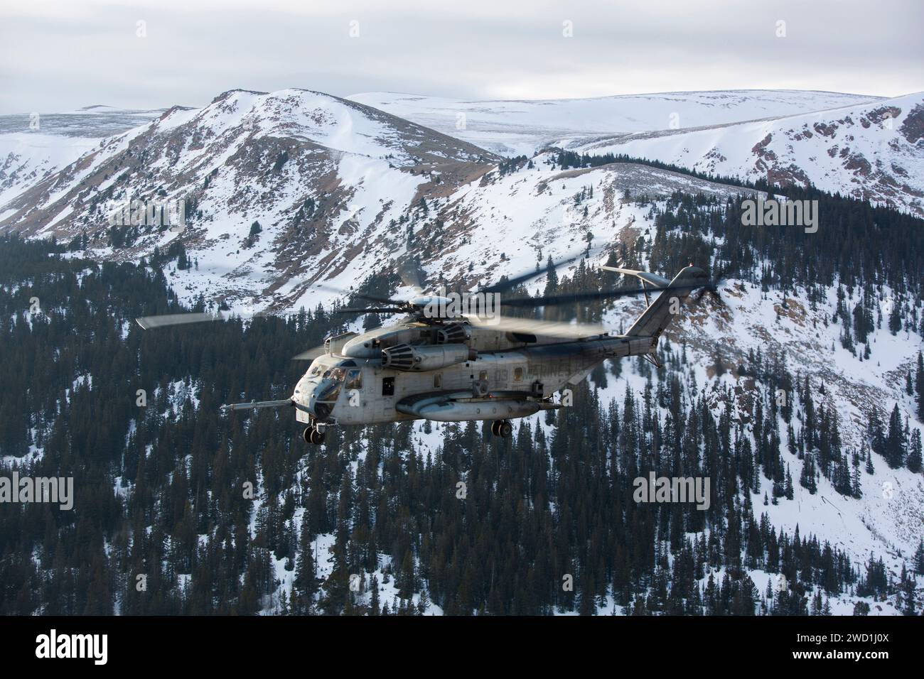 Un US Marine corps CH-53E Super Stallion survole les montagnes Rocheuses. Banque D'Images
