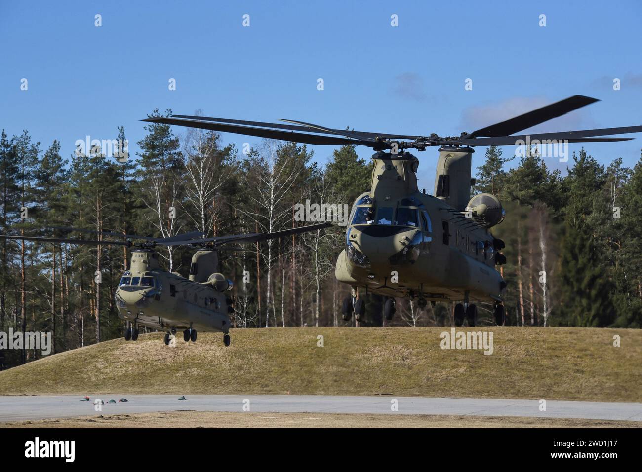 Deux hélicoptères CH-47 Chinook de l'armée américaine décollent de la zone d'entraînement de Grafenwoehr, en Allemagne. Banque D'Images