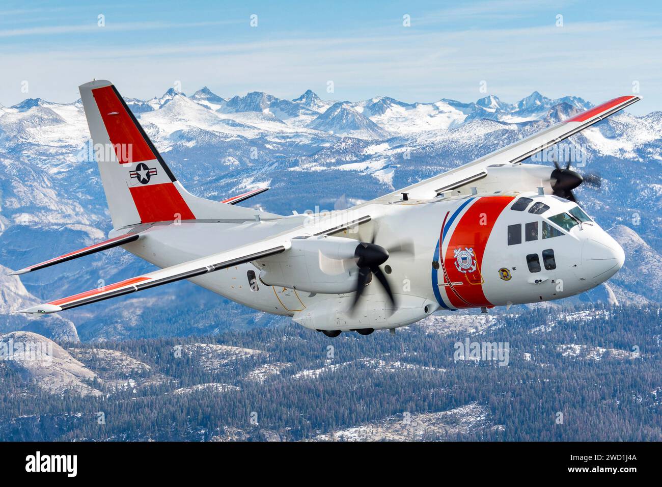 Un C-27J de la Garde côtière survole le parc national de Yosemite, en Californie. Banque D'Images