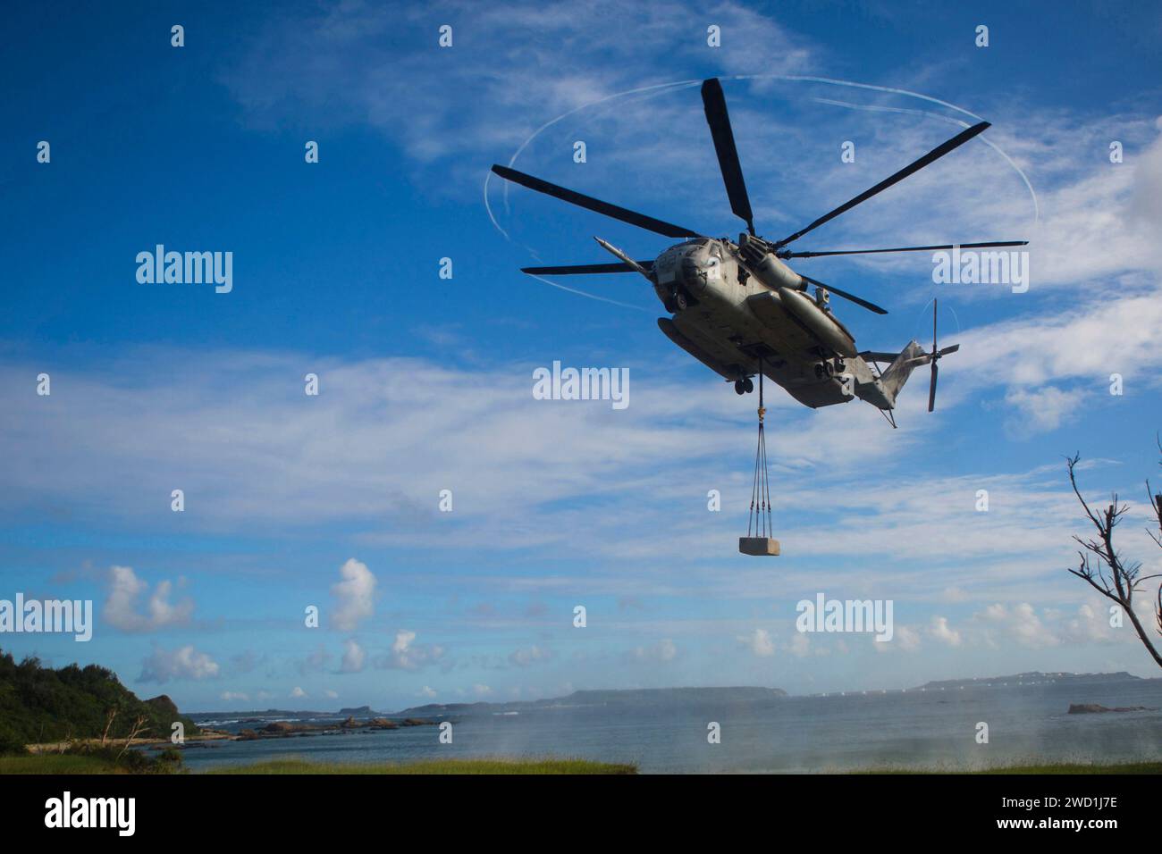Un CH-53E Super étalon du corps des Marines des États-Unis plane au-dessus d'une zone de débarquement à Camp Hansen, Okinawa, Japon. Banque D'Images