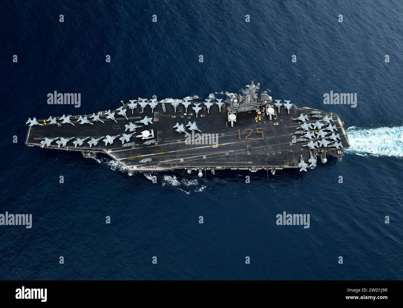 Vue aérienne au-dessus du porte-avions USS Theodore Roosevelt dans le détroit de Malacca. Banque D'Images
