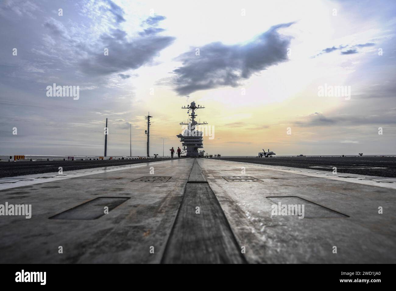 Les marins à bord de l'USS John C. Stennis transitent par le pont d'envol du navire. Banque D'Images