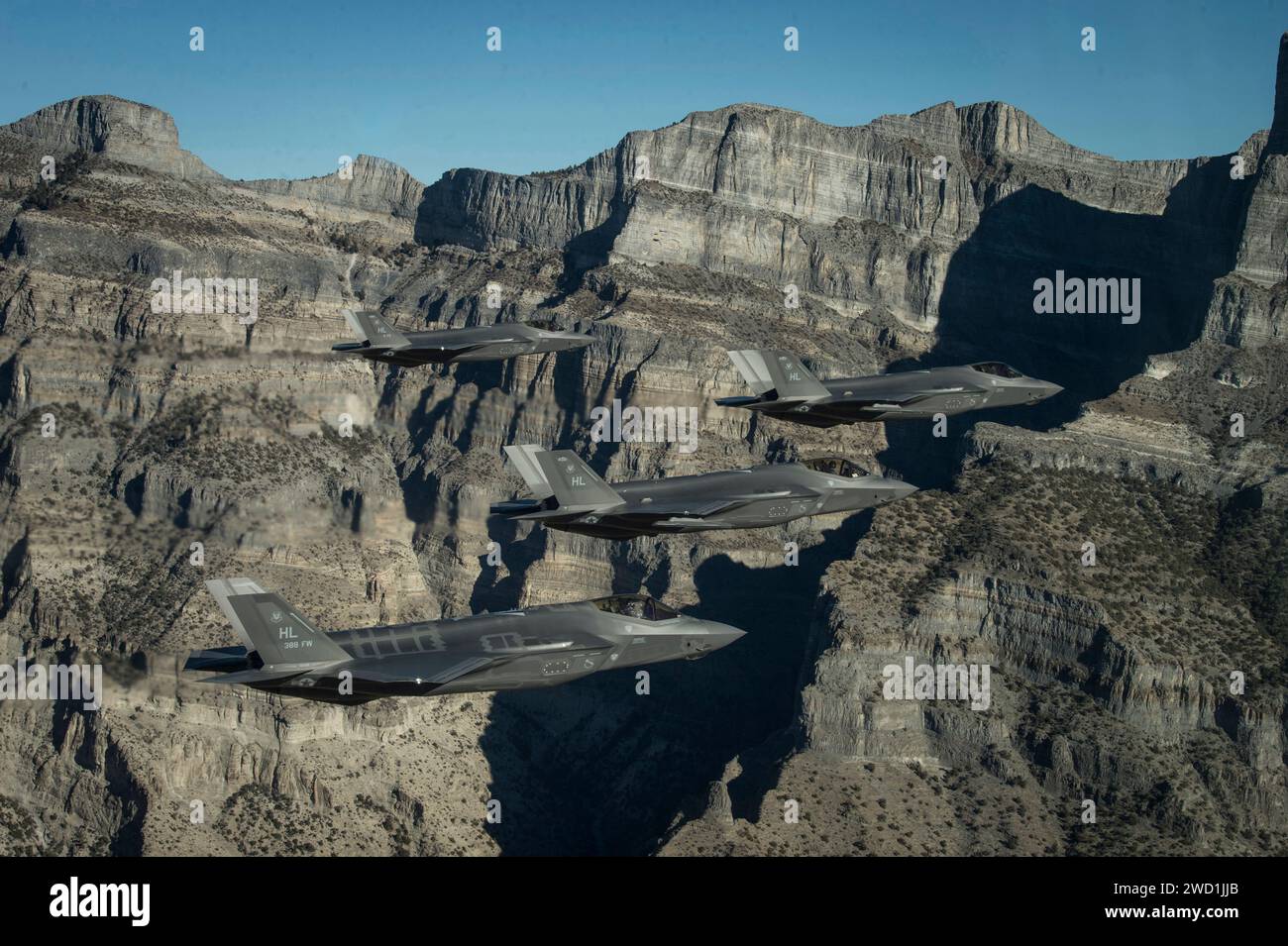Une formation d'avions F-35 Lightning II de l'US Air Force effectue des manœuvres aériennes. Banque D'Images