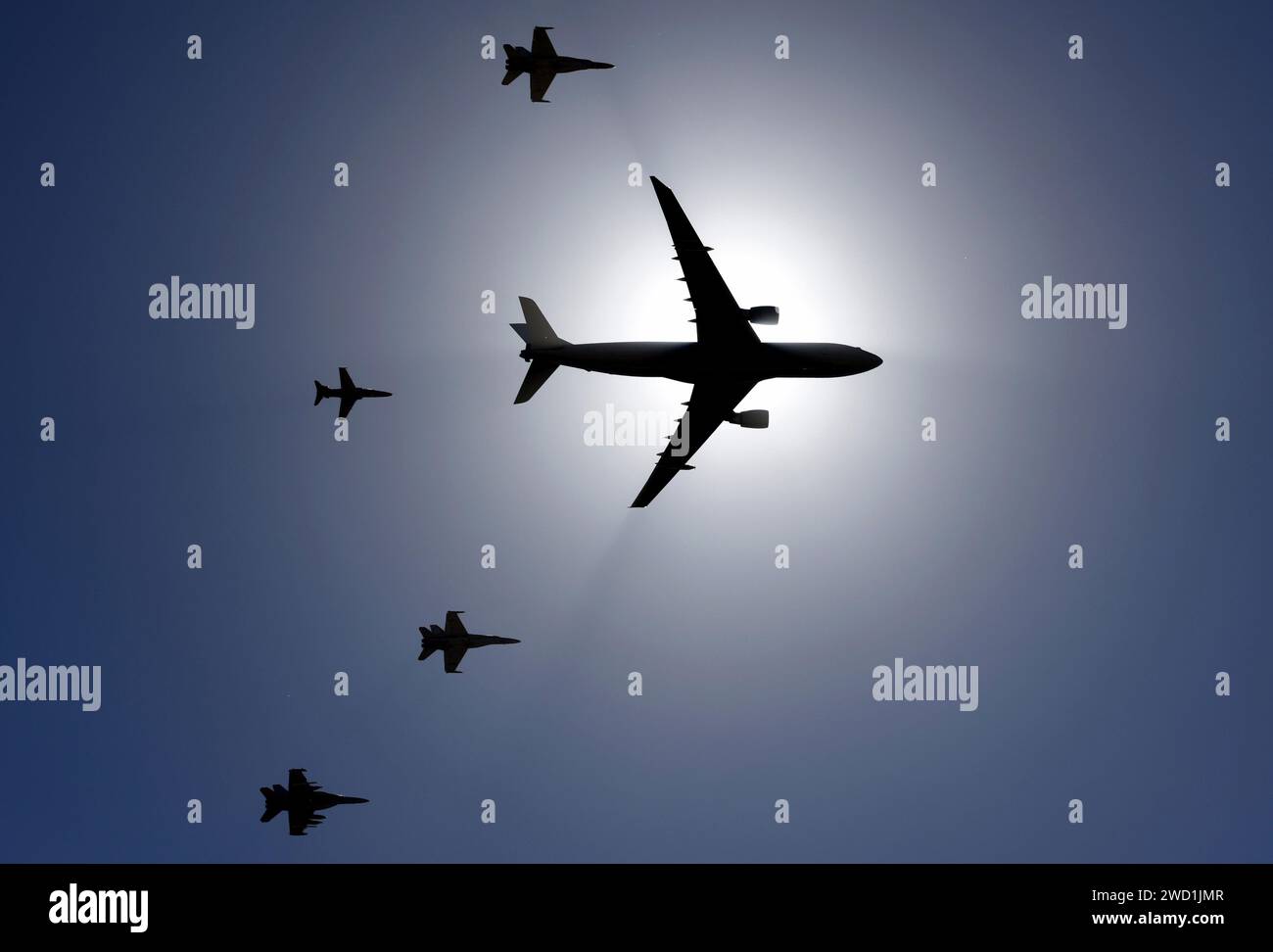 Une formation d'avions de la Royal Australian Air Force survole Melbourne, en Australie. Banque D'Images