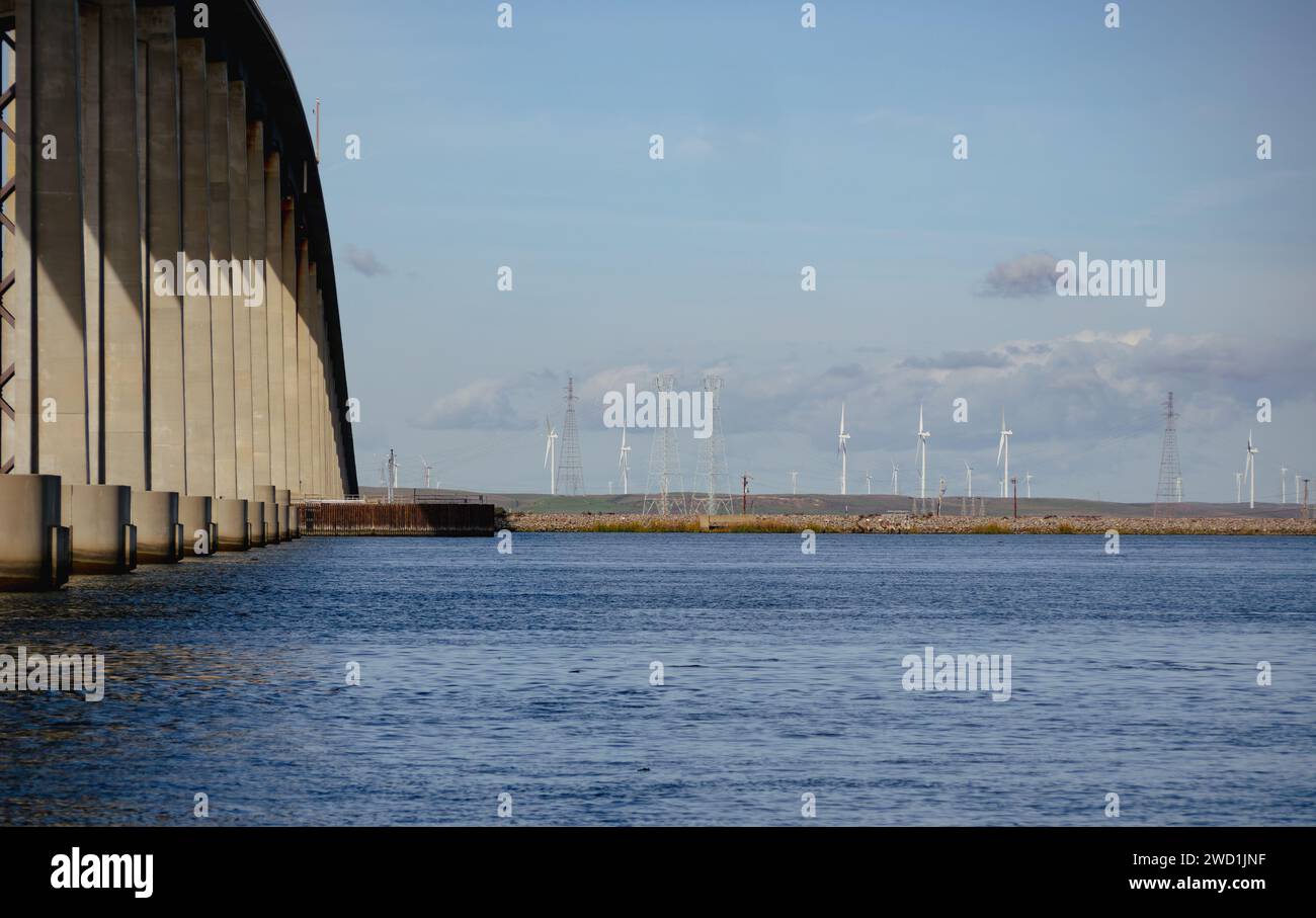 Un pont en béton au-dessus d'un lac contre un ciel bleu vif Banque D'Images