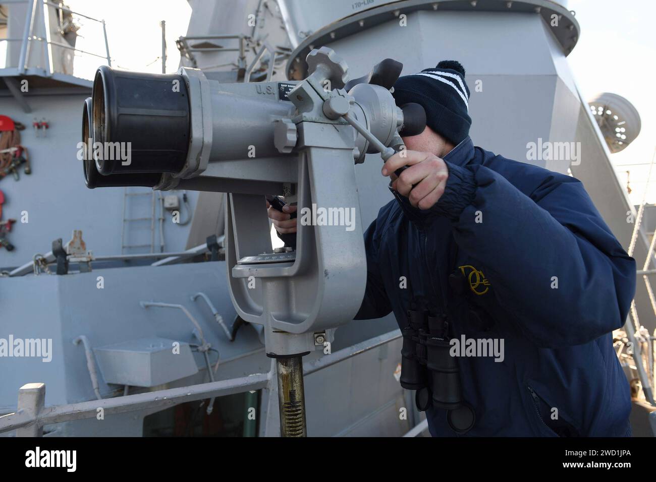 Boatswain's Mate regarde à travers des jumelles à bord de l'USS Donald Cook. Banque D'Images