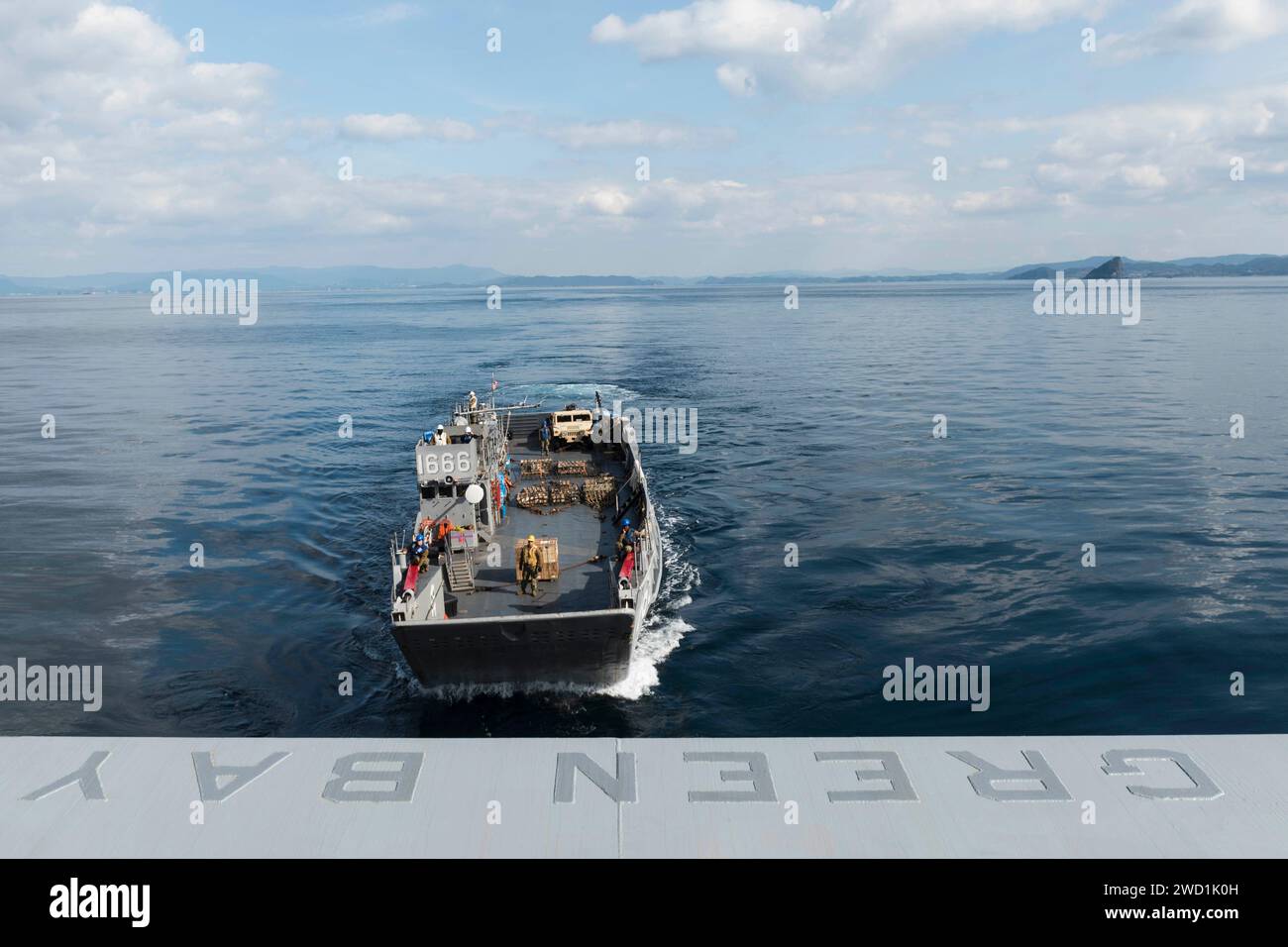 Landing Craft Utility approche du navire amphibie USS Green Bay. Banque D'Images