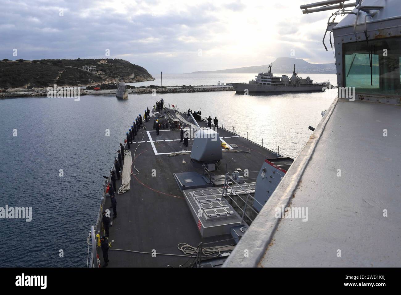 Le destroyer à missiles guidés USS Donald Cook arrive dans la baie de Souda, en Grèce. Banque D'Images