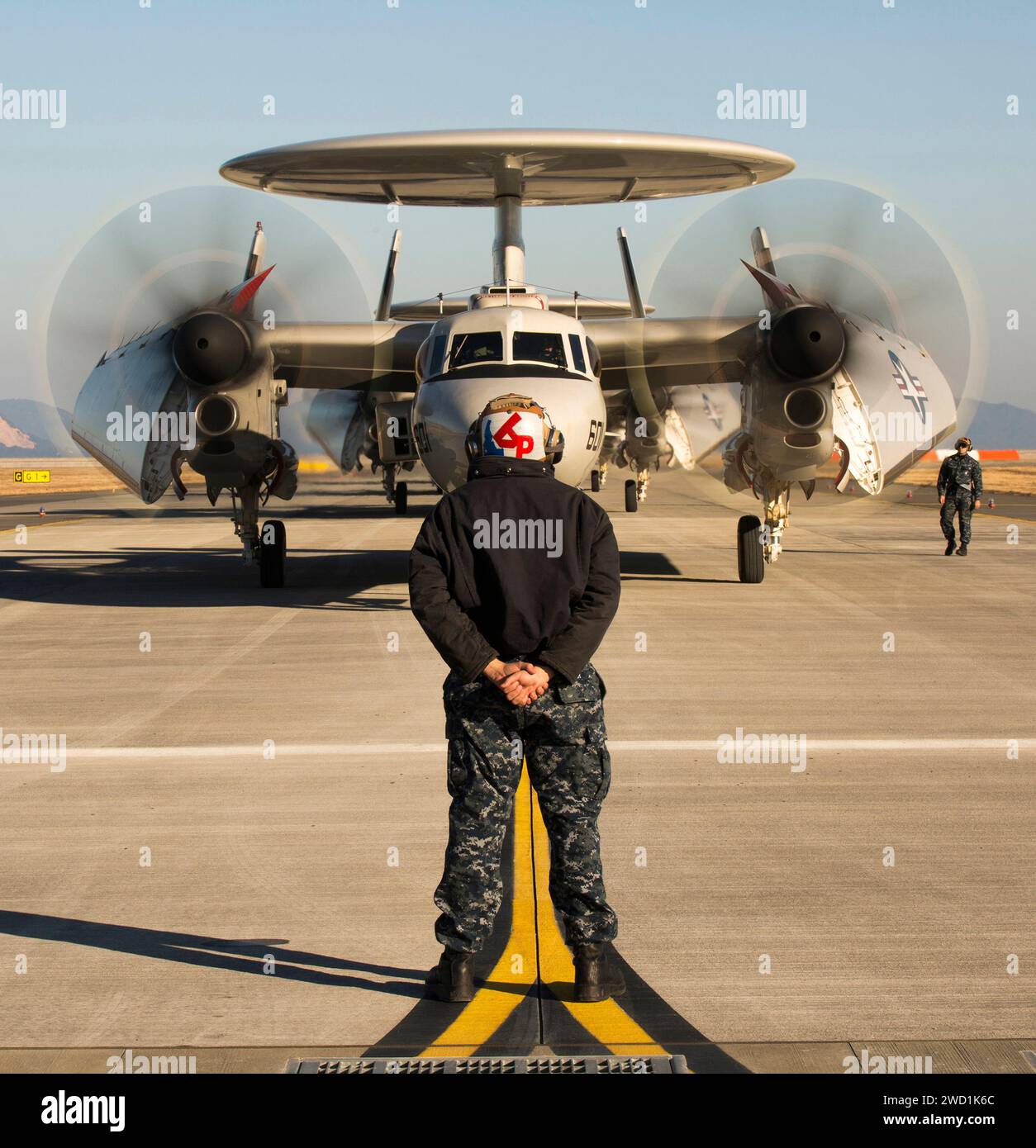 Cinq E-2D Advanced Hawkeyes atterrissent à bord de la Marine corps Air Station Iwakuni, Japon. Banque D'Images