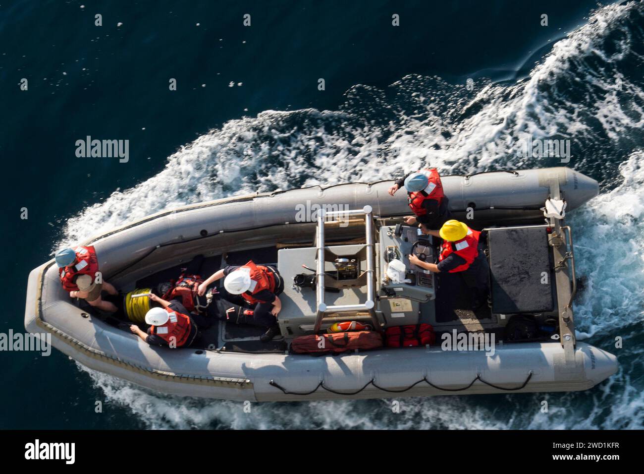 Un bateau pneumatique à coque rigide approche du navire amphibie USS Green Bay. Banque D'Images