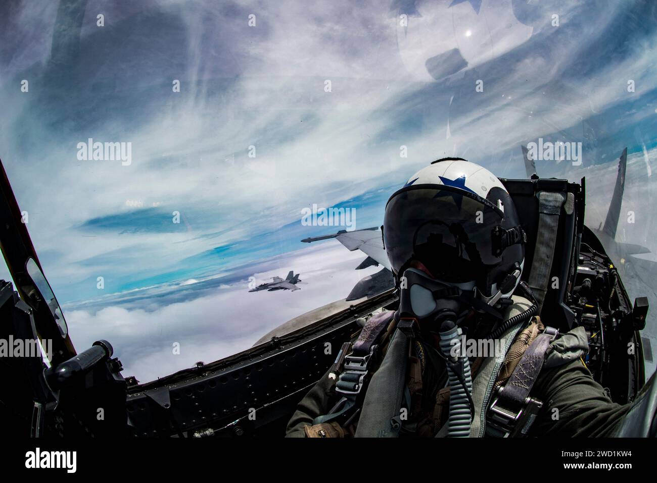 Pilote de chasse prend un selfie en volant avec deux F/A-18E Super Hornets. Banque D'Images