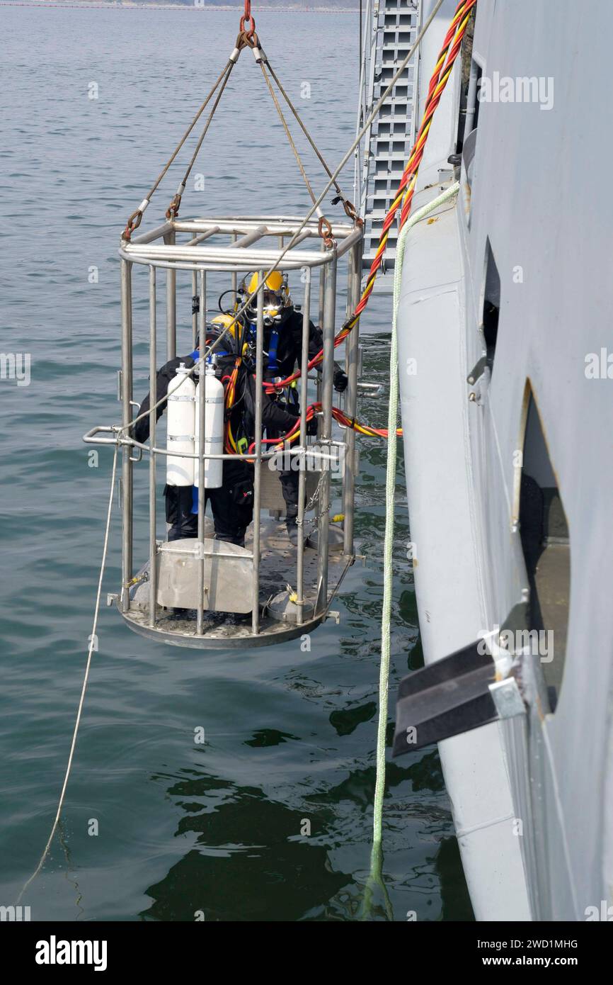 Des plongeurs de la marine américaine et de la marine de la République de Corée participent à un exercice de plongée au large de la péninsule coréenne. Banque D'Images