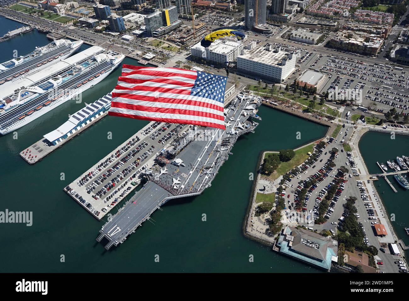 Les Leap Frogs de l'US Navy volent avec le drapeau américain au-dessus du USS Midway Museum à San Diego, en Californie. Banque D'Images