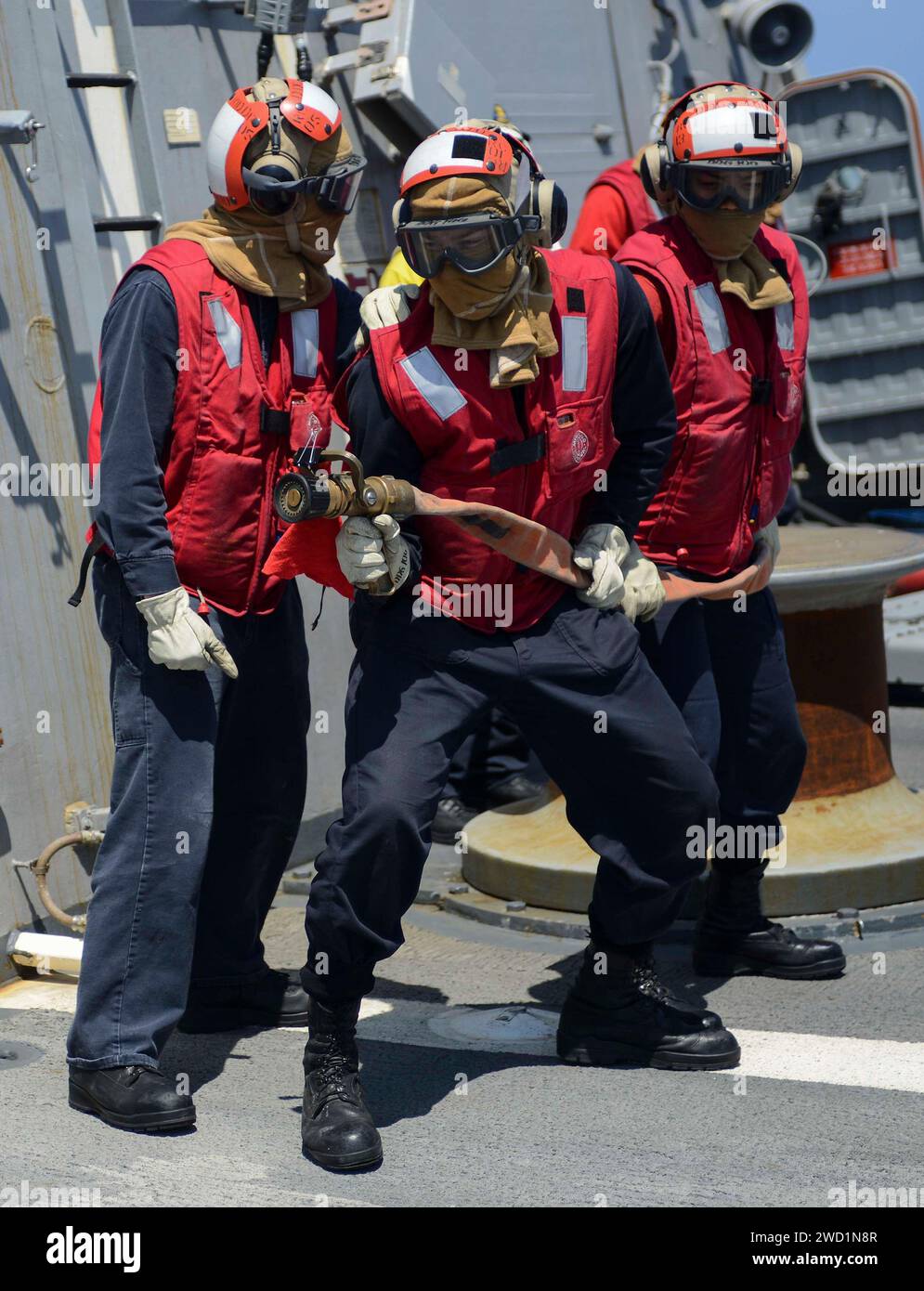 Les marins à bord de l'USS Kidd participent à un crash et à un exercice de sauvetage sur le pont d'envol. Banque D'Images
