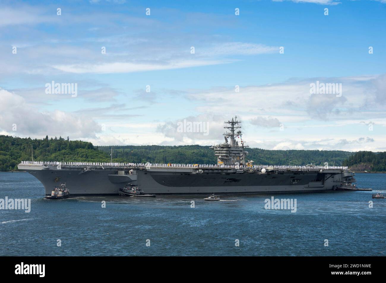 Les marins manipulent les rails du porte-avions USS Nimitz alors qu'il transite dans le Puget Sound. Banque D'Images