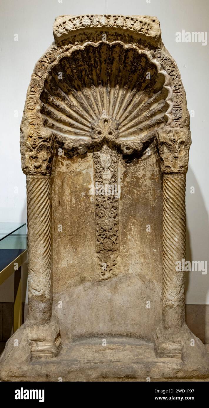 Mihrab en marbre de la mosquée Khasiki, original probablement dans la mosquée du palais al-Mansur du 8e siècle Bagdad, musée de l'Irak, Bagdad. Banque D'Images