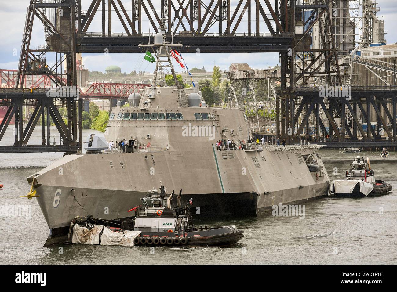 Le navire de combat côtier USS Jackson arrive à Portland, Oregon, pour la semaine de la flotte du Festival de la Rose. Banque D'Images