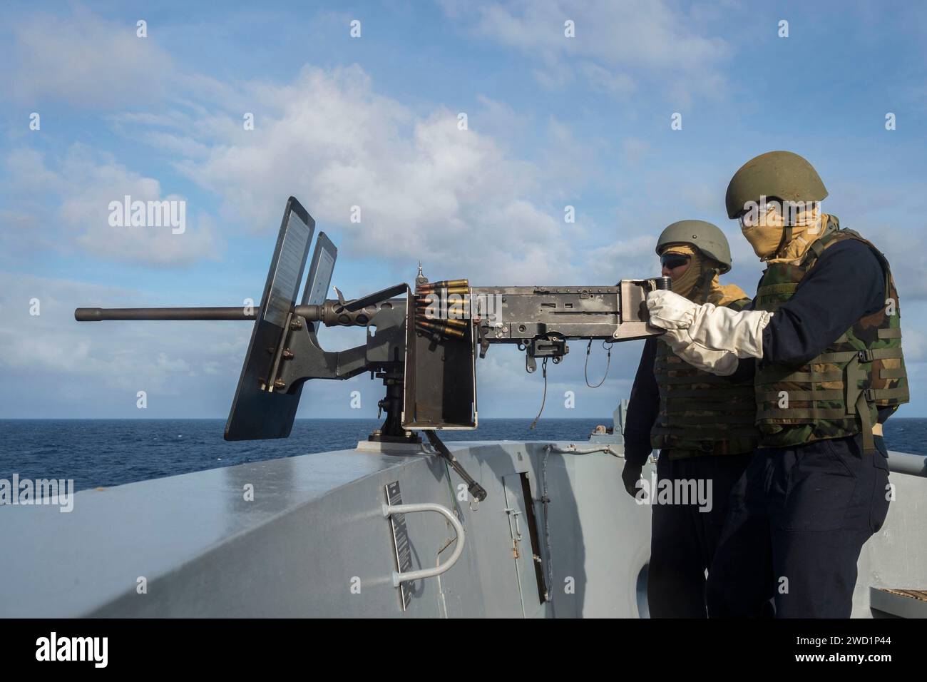 Les midshipmen tirent une mitrailleuse M240B sur le gaillard de l'USS Green Bay. Banque D'Images