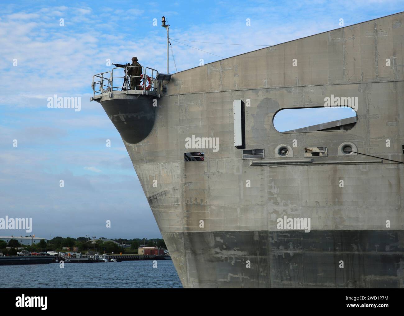 Un marin tient la montre à la proue du navire expéditionnaire de transport rapide USNS Spearhead. Banque D'Images