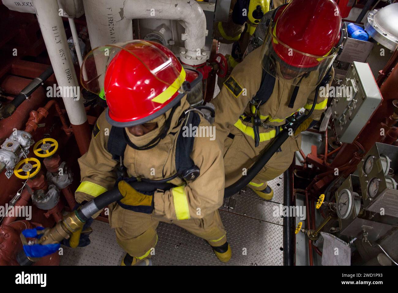Les marins combattent un tir de bravo simulé à bord de l'USS Sterett. Banque D'Images