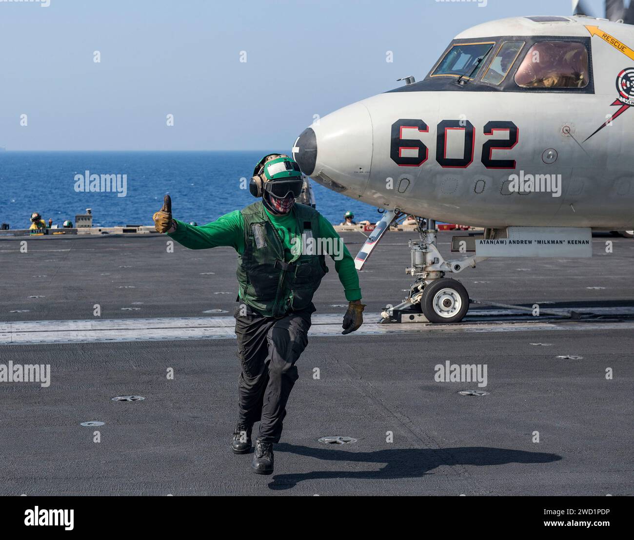 Un Sailor signale pendant les opérations de vol à bord du porte-avions USS George H.W. Bush. Banque D'Images