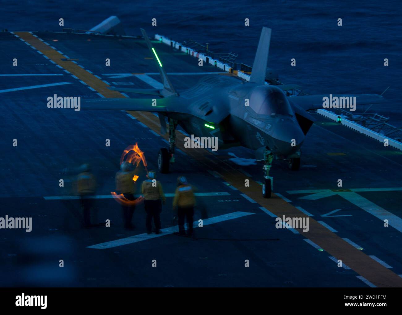 Les marins effectuent une évolution de cale et de chaîne sur un F-35B Lightning II à bord de l'USS Wasp. Banque D'Images