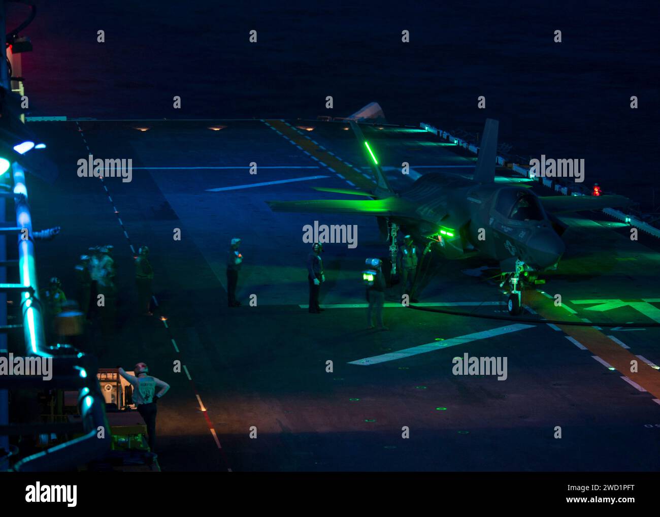Les marins ravitaillent en carburant un chasseur d'attaque mixte F-35B Lightning II à bord de l'USS Wasp. Banque D'Images