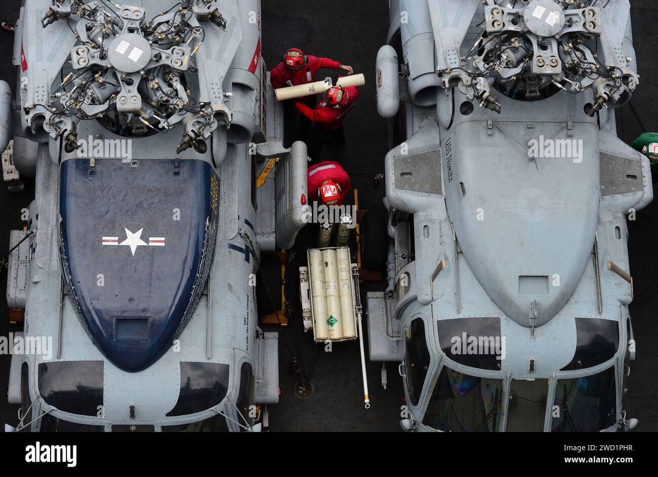 Les marins retirent les sonobouys d'un hélicoptère MH-60R Sea Hawk sur le pont d'envol de l'USS Nimitz. Banque D'Images