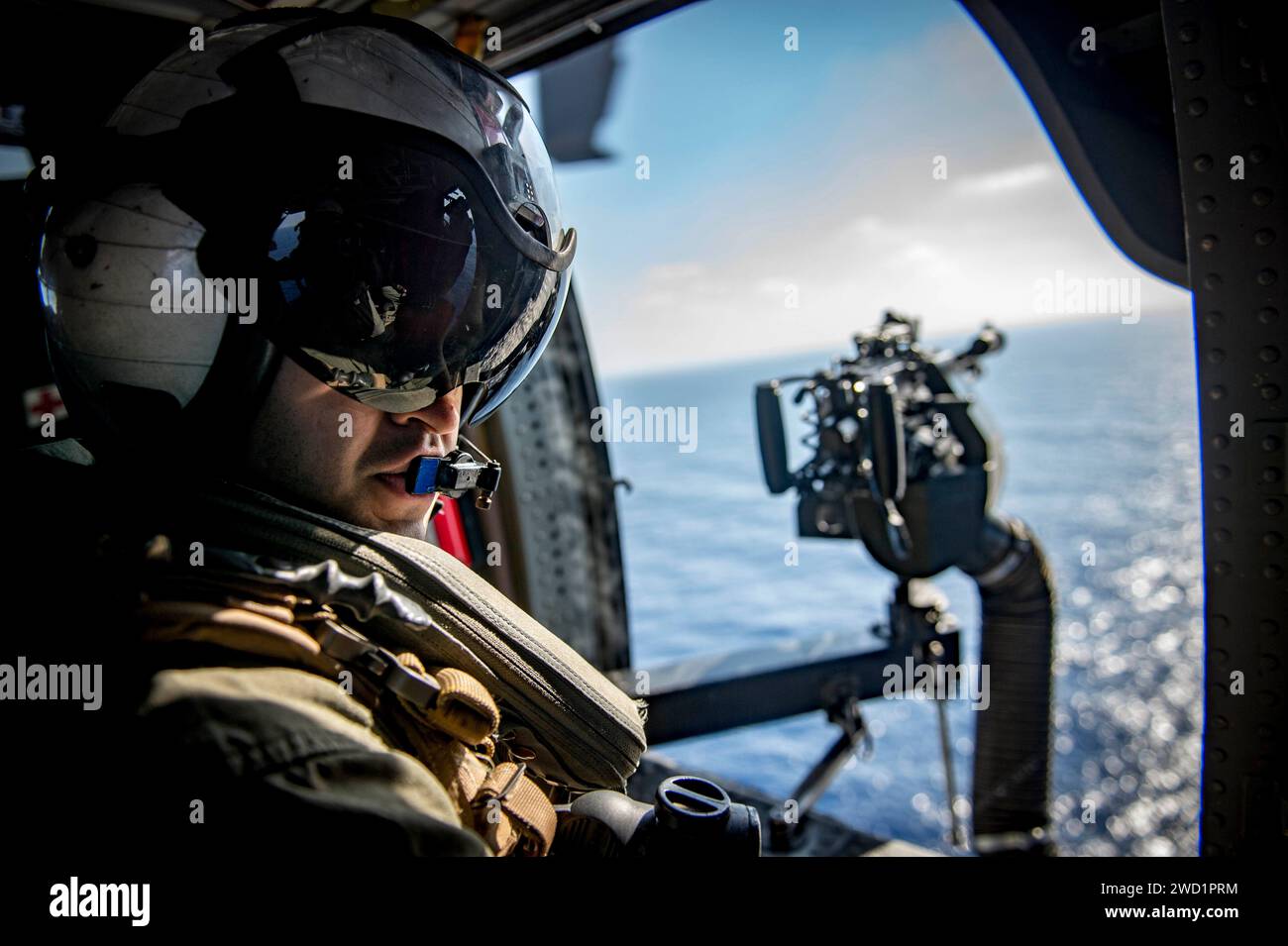 Naval Aircrewman participe aux opérations aériennes à bord d'un hélicoptère MH-60S Sea Hawk. Banque D'Images