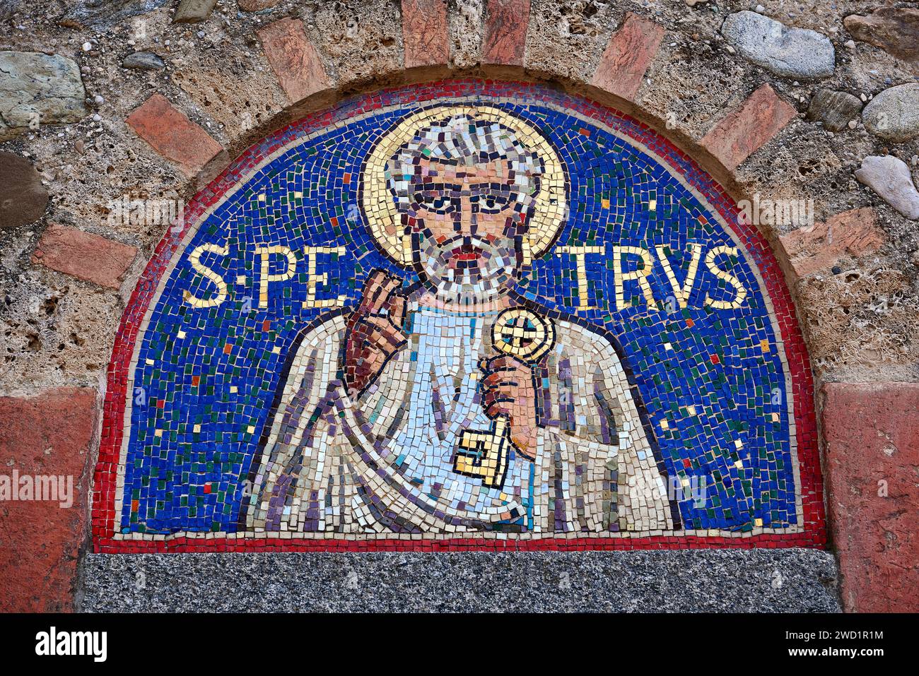 S. Pietro - mosaico sulla lunetta del portale di sinistra - 1950 - Agliate (Mo), Basilica dei SS.Pietro e Paolo Banque D'Images