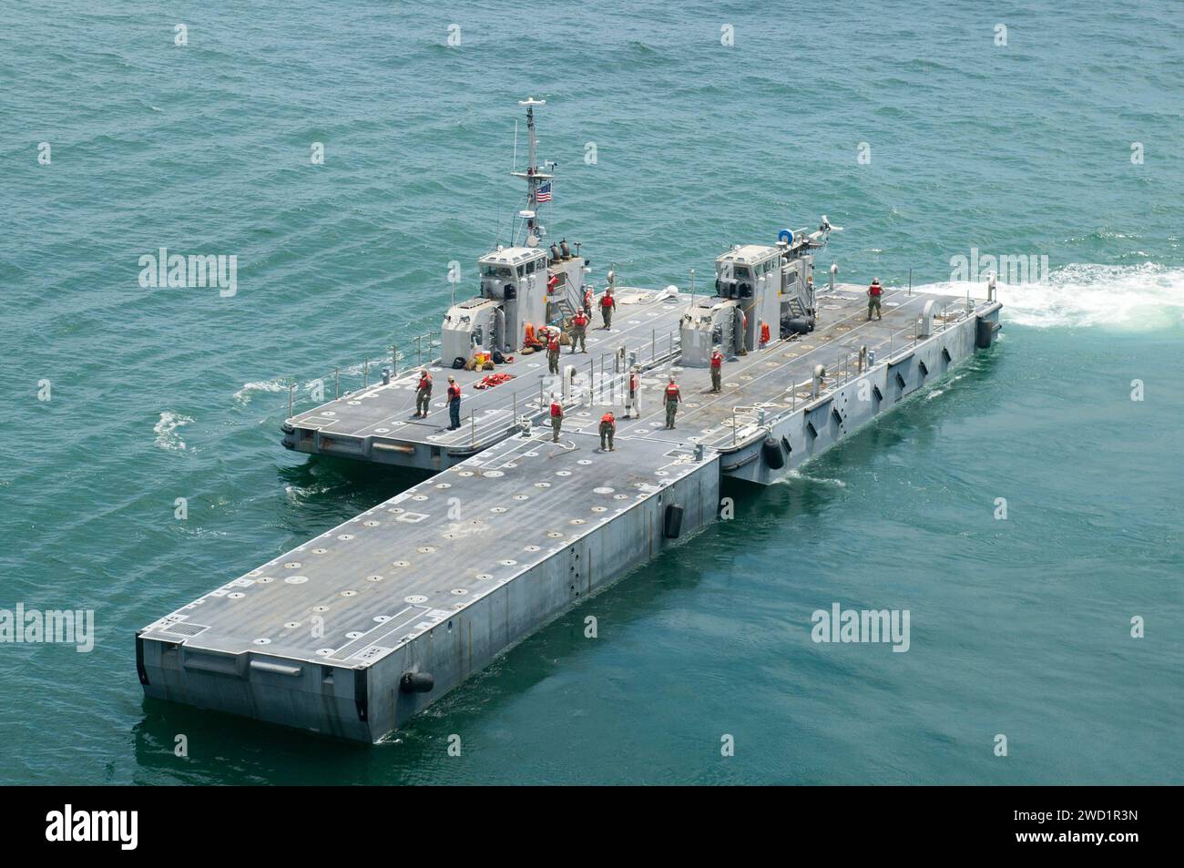 Les marins utilisent un module d'alimentation INLS (Navy Lighterage System) amélioré. Banque D'Images