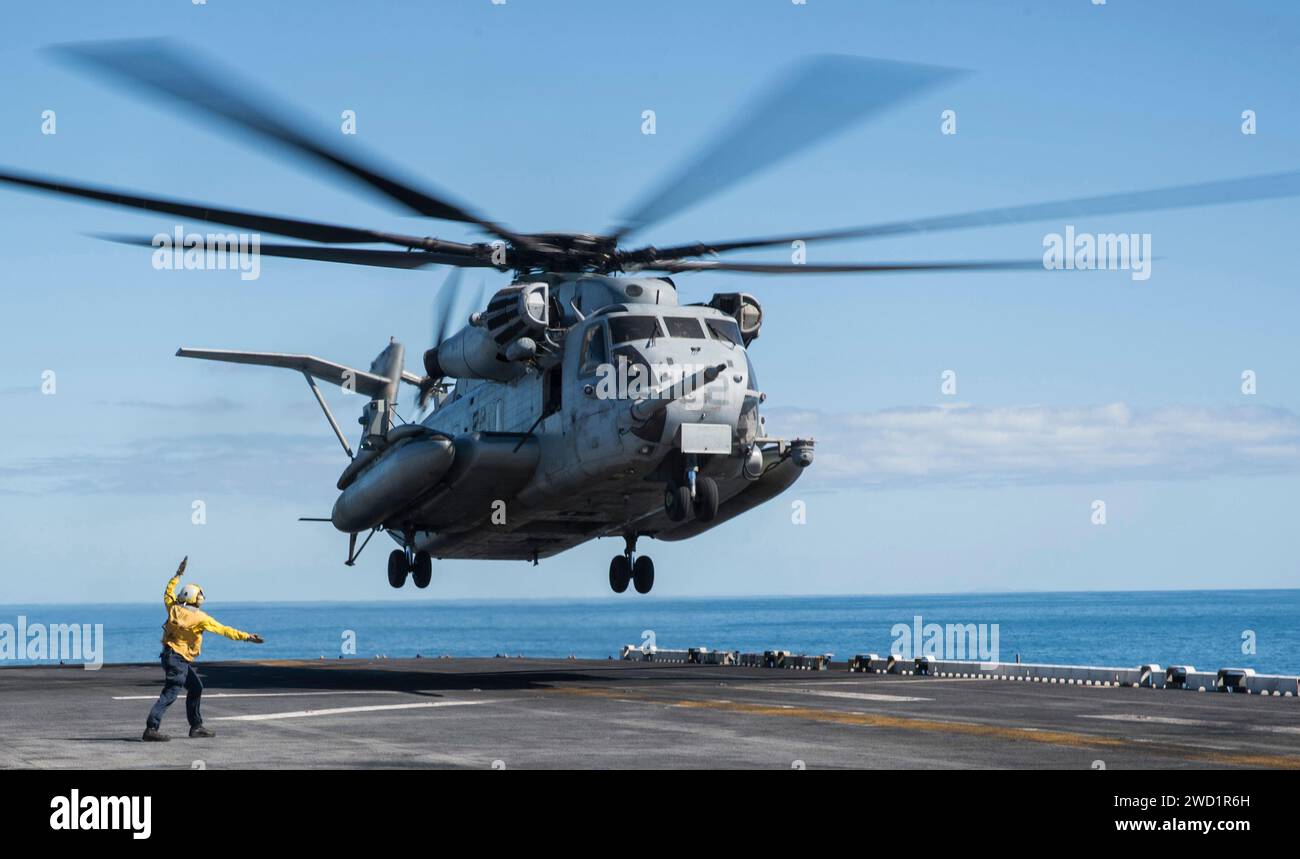 Un hélicoptère CH-53E Super Stallion décolle du pont d'envol de l'USS Bonhomme Richard. Banque D'Images