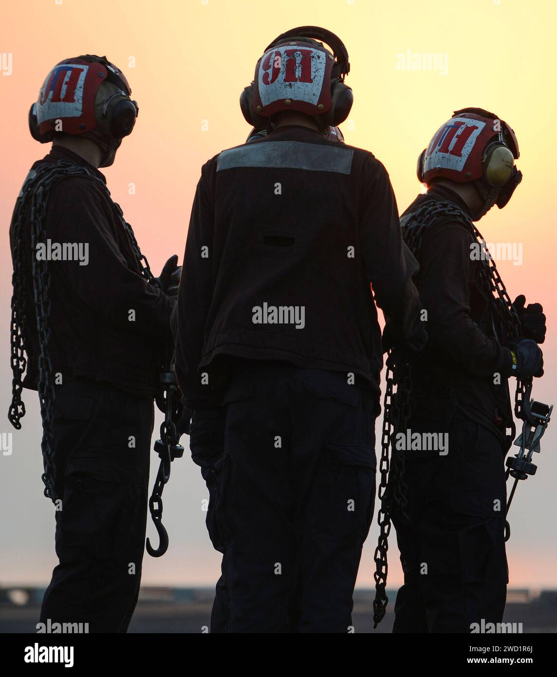 Les marins participent aux opérations de pont d'envol à bord de l'USS Nimitz. Banque D'Images