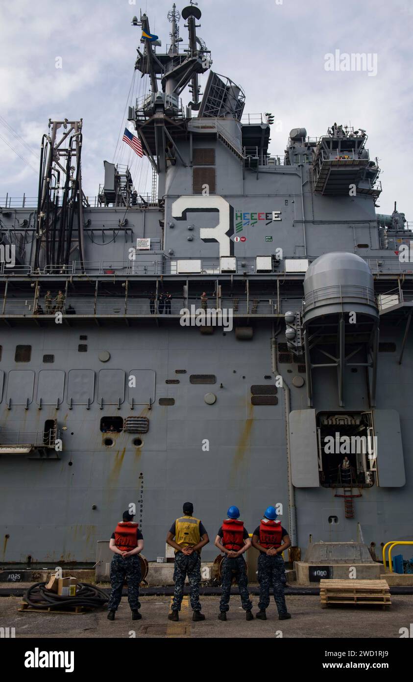 Le navire d'assaut amphibie USS Kearsarge quitte la base navale de Norfolk, en Virginie. Banque D'Images