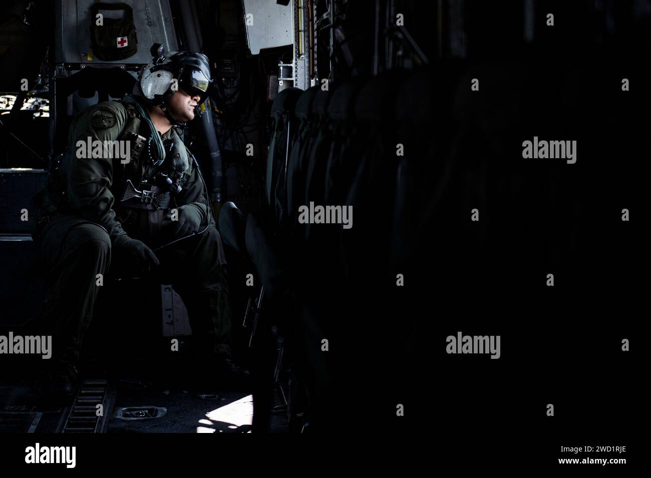 Aviation Warfare Specialist observe la zone pour le décollage à bord d'un Sea Dragon MH-53E de l'US Navy. Banque D'Images