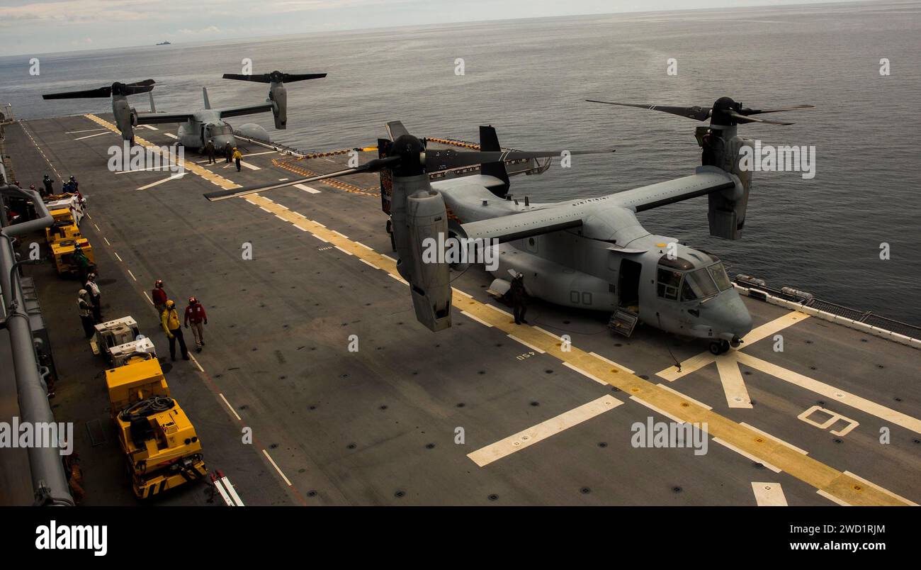 Les avions du corps des Marines MV-22B Osprey atterrissent à bord du navire d'assaut amphibie USS Kearsarge. Banque D'Images