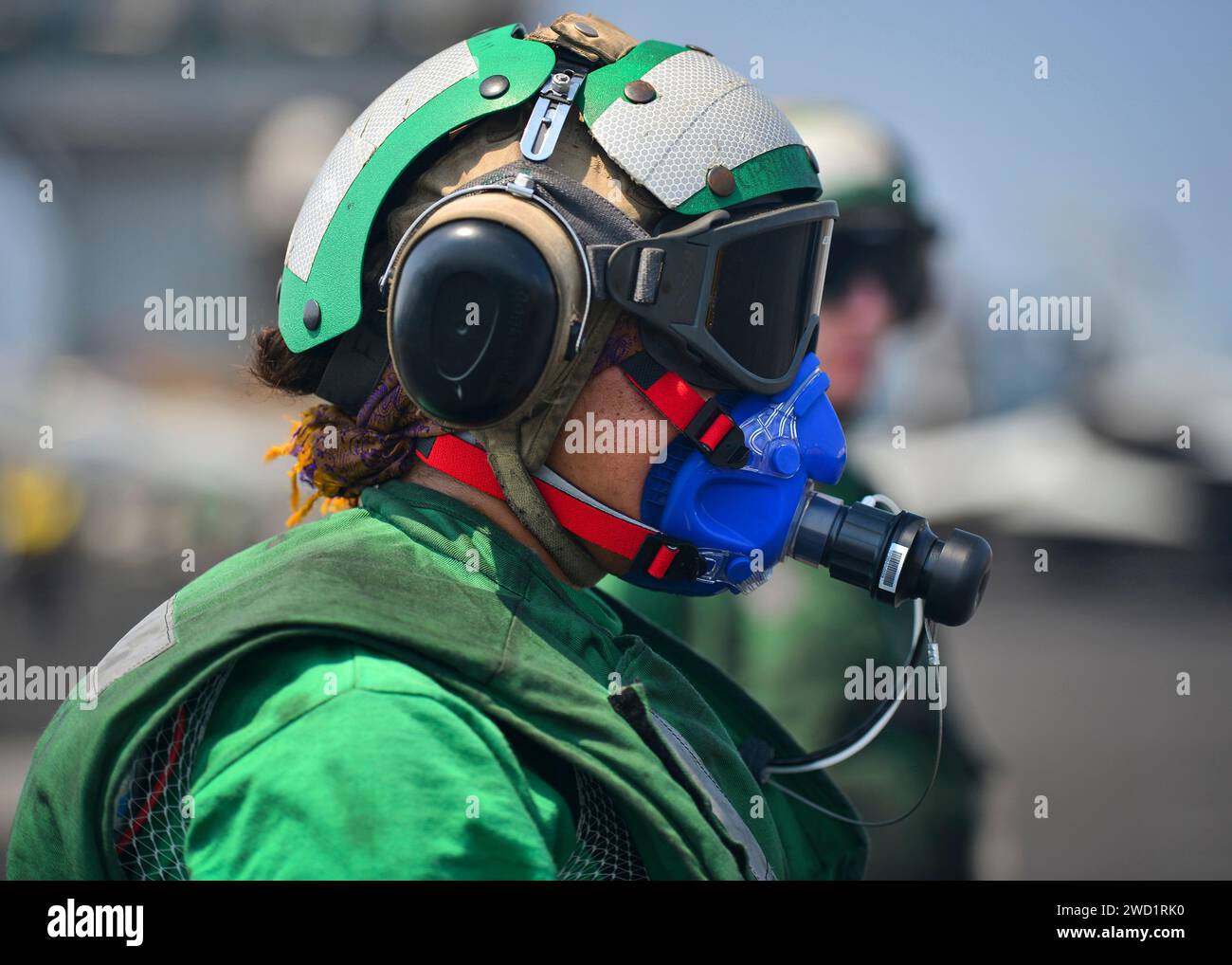 US Navy Aviation Boatswain's Mate porte un équipement d'essai de stress thermique. Banque D'Images