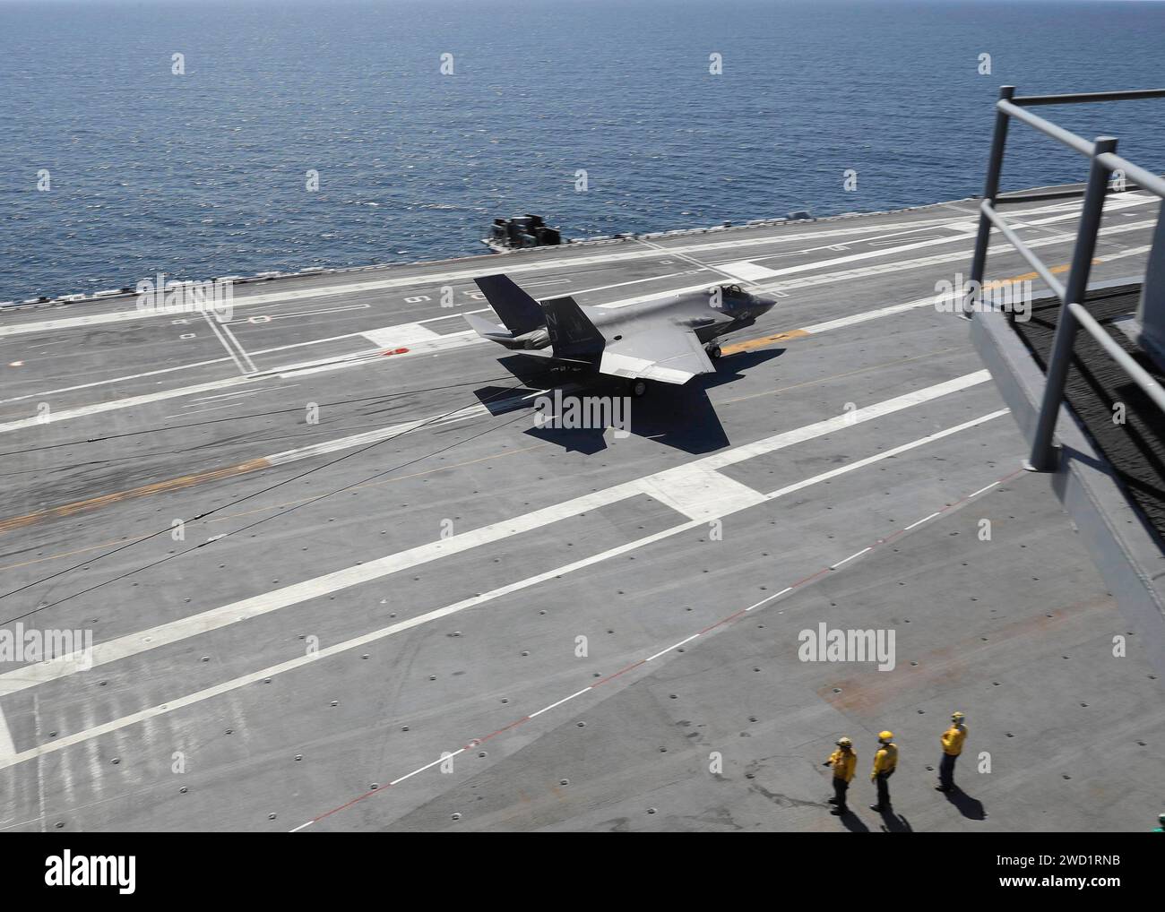 Un F-35C Lightning II atterrit sur le pont d'envol du porte-avions USS Abraham Lincoln. Banque D'Images