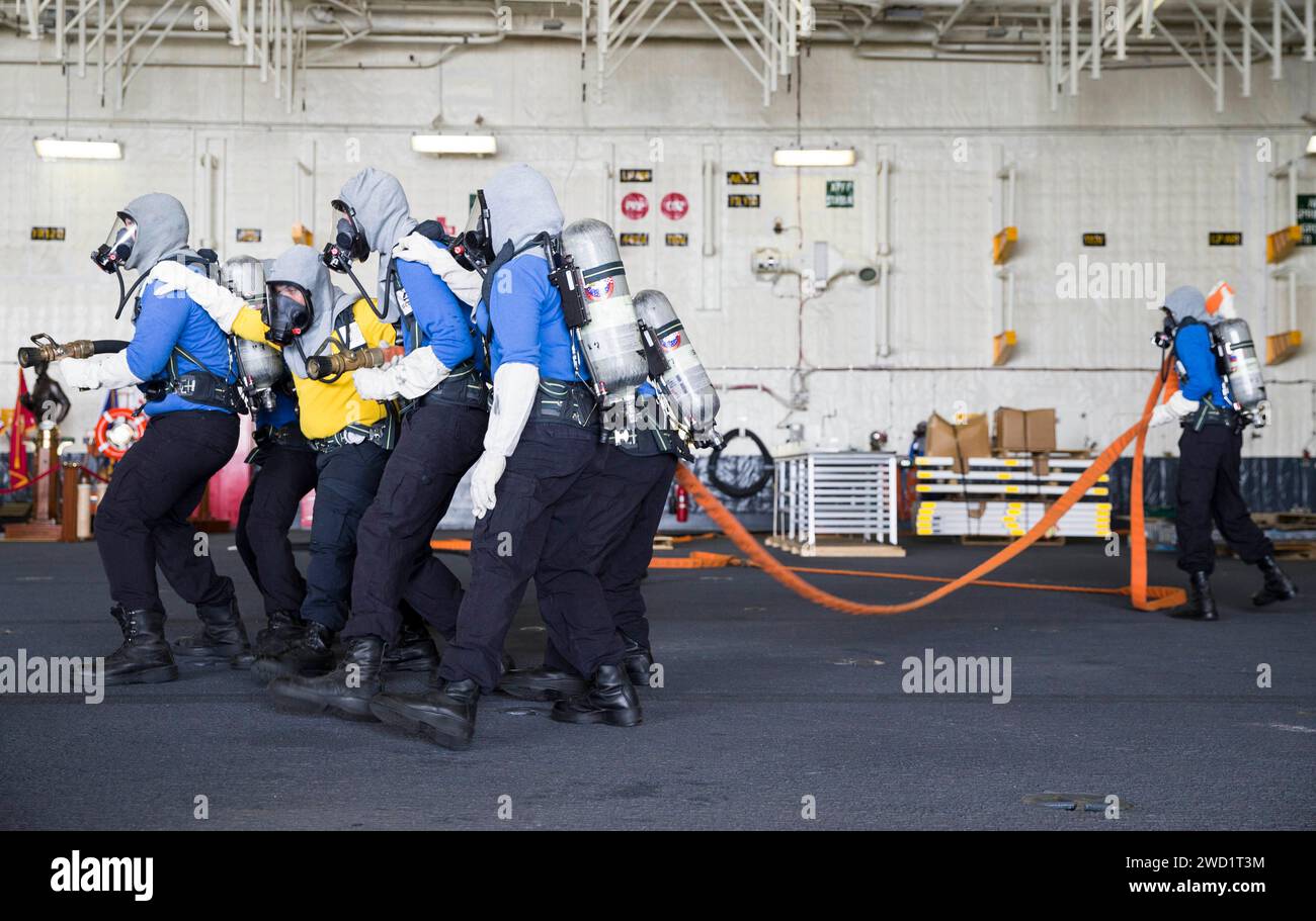 Les marins à bord du porte-avions USS Gerald R. Ford combattent un tir simulé au cours d'un exercice général de quart. Banque D'Images