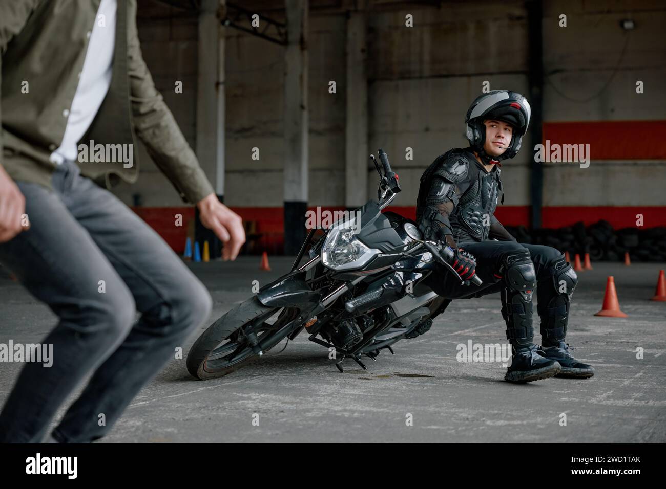 Instructeur expliquant à l'élève motocycliste son erreur en classe d'entraînement Banque D'Images