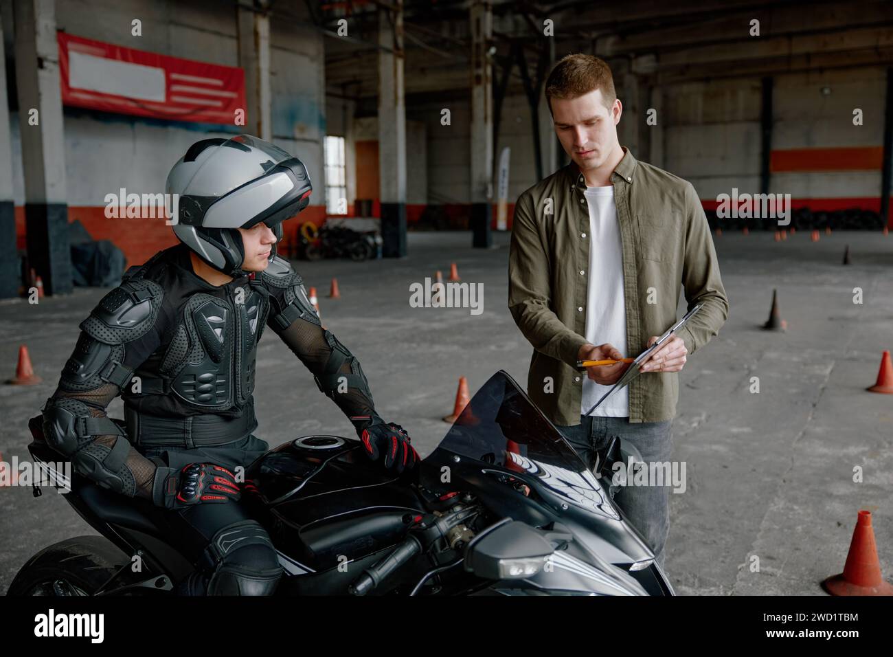 Première leçon de conduite à l'école de moto dans le motordrome couvert Banque D'Images