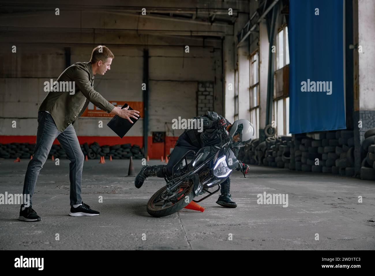 Élève tombant de moto à la classe de formation en auto-école Banque D'Images