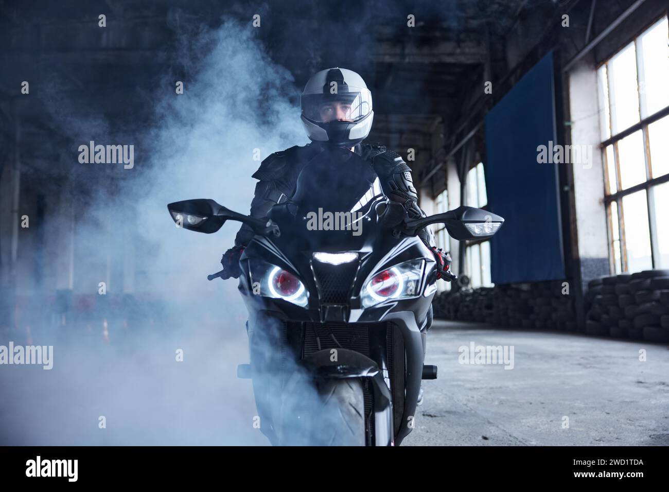 Motocycliste roulant rapidement au motordrome de formation de l'école de conduite Banque D'Images