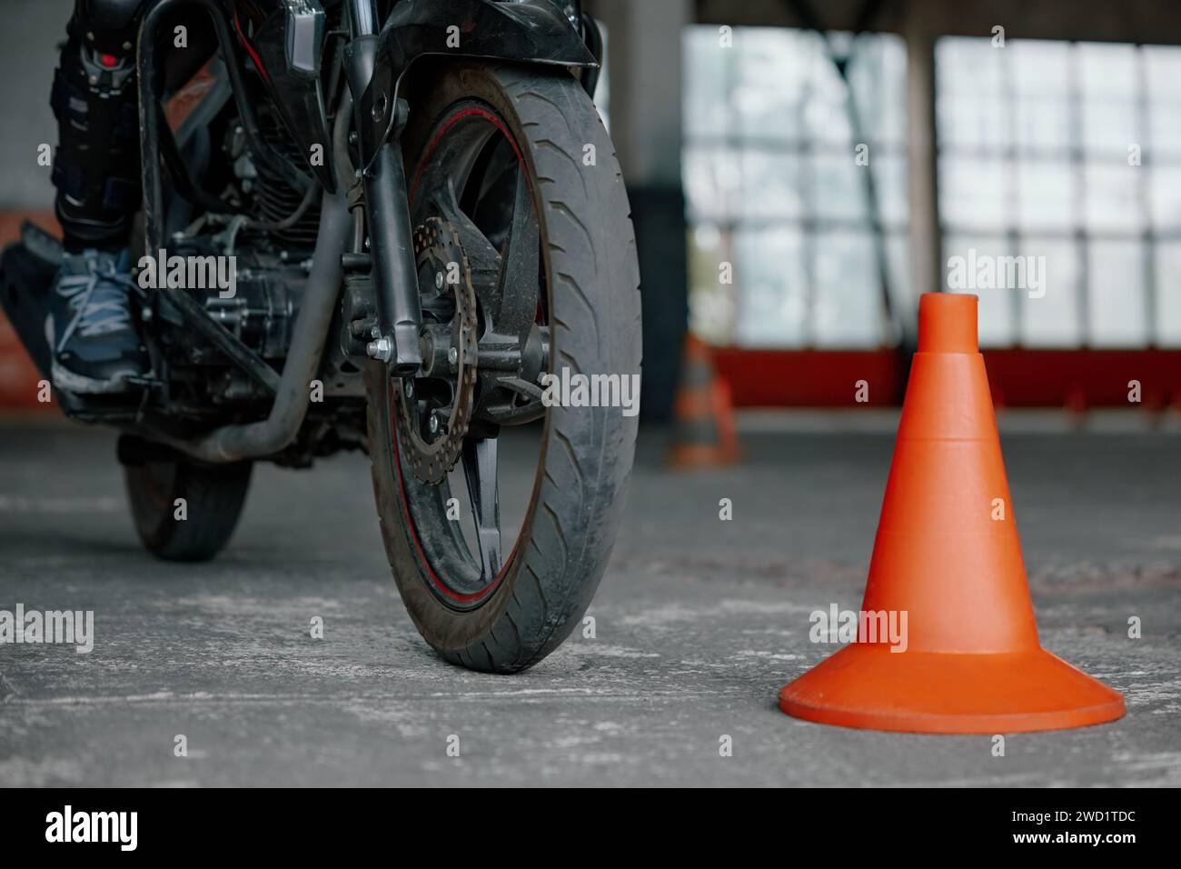 Vue en gros plan sur la roue de la moto de formation au motordrome de l'école de conduite Banque D'Images