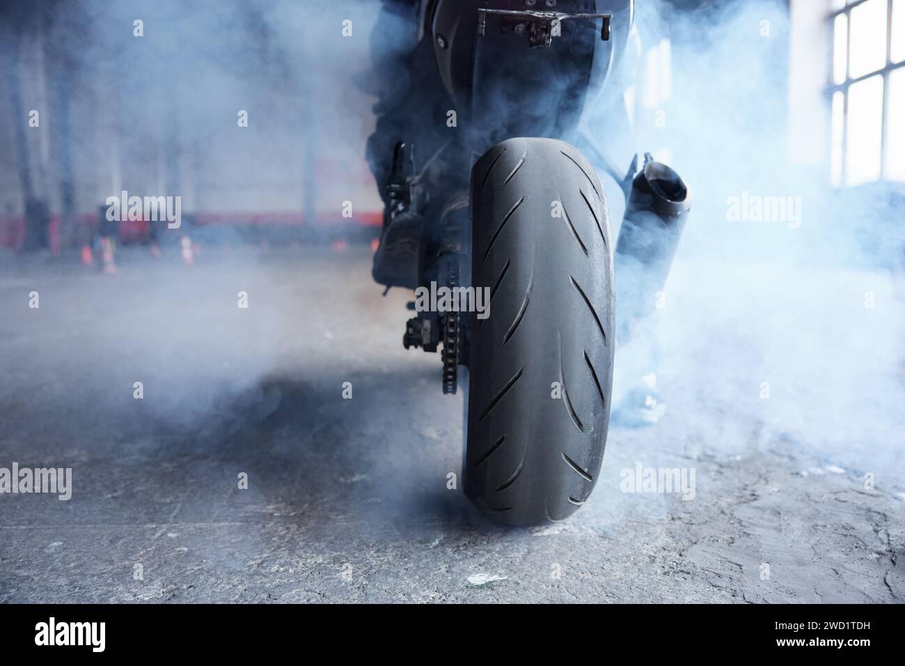 Motocycliste pressant l'embrayage pour commencer la course d'entraînement au motordrome Banque D'Images