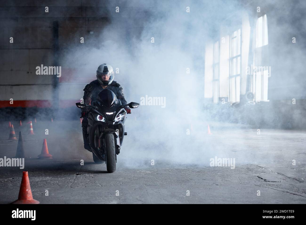 Motocycliste roulant rapidement au motordrome de formation de l'école de conduite Banque D'Images