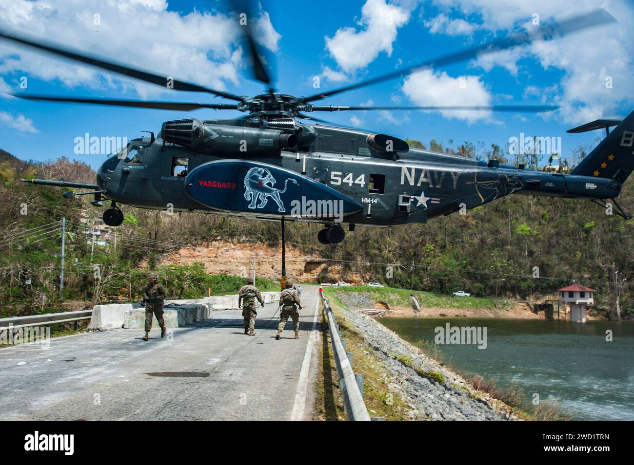 Un hélicoptère MH-53E Sea Dragon transporte des fournitures pour aider à réparer le barrage Guajataca à Quebradillas, Porto Rico. Banque D'Images