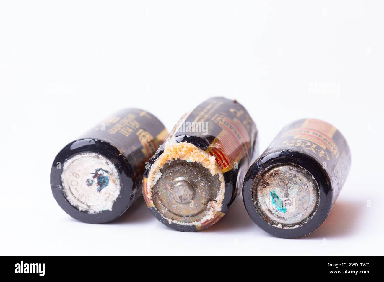 Une pile alcaline 1.5v LR14 endommagée et qui fuit Banque D'Images